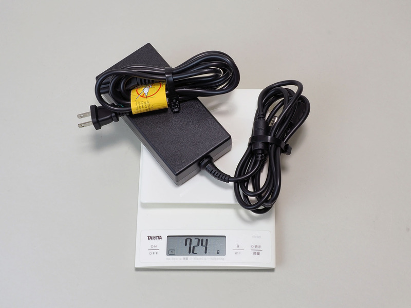 ACアダプタは実測724g