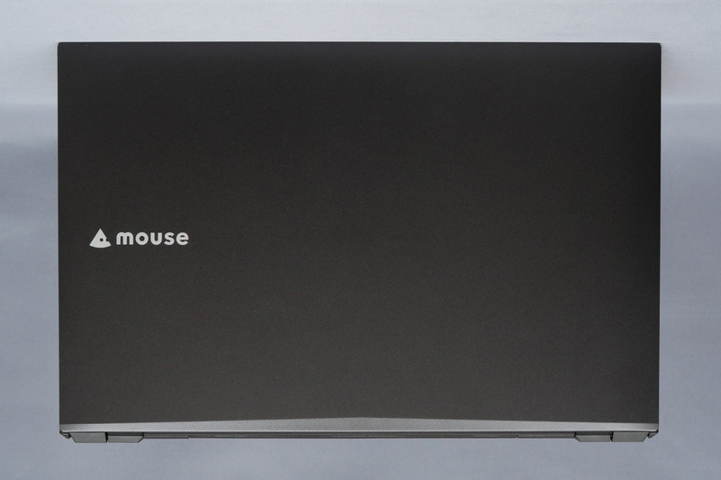 天板。デザインはシンプル。樹脂製で高級感はないが、ガンメタリック調の塗装で明らかな安っぽさもない