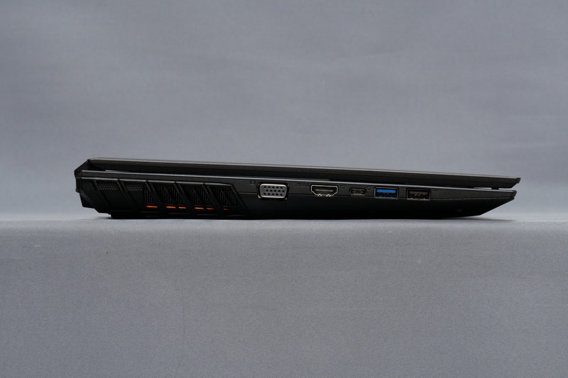 左側面。手前よりも奥が高くなっている