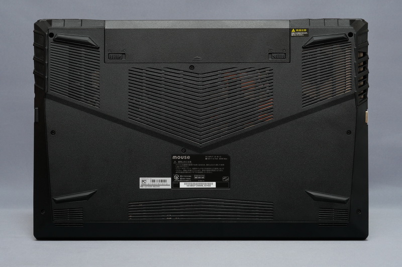 底面。フットプリントは380×252mm(幅×奥行き)と、15.6型ノートPCとしては標準的なサイズだ