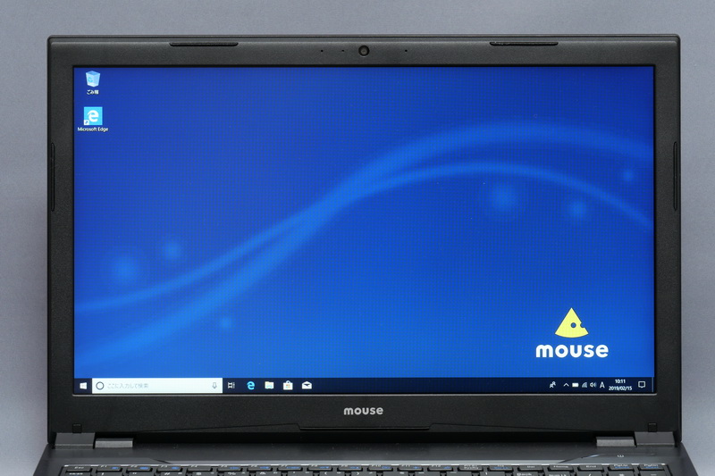 フルHD表示対応の15.6型液晶を搭載。視野角がやや狭いためTNパネル採用と思われる