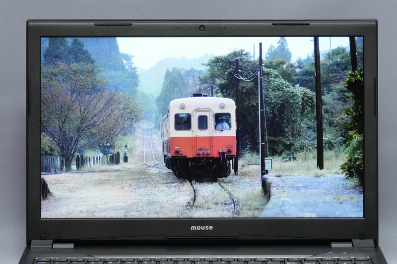 パネルの表面は非光沢処理となり外光の映り込みは少ないが、淡い発色で、光沢液晶に比べると鮮やかさはやや劣る印象だ