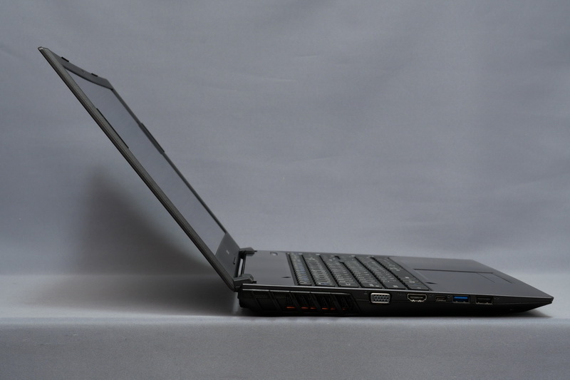 ディスプレイは130度ほどまでしか開かない