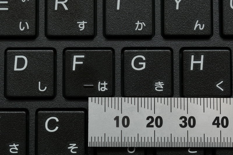キーピッチは約18mmとフルピッチには届いていないが、配列が標準的で違和感なくタッチタイプが可能だった