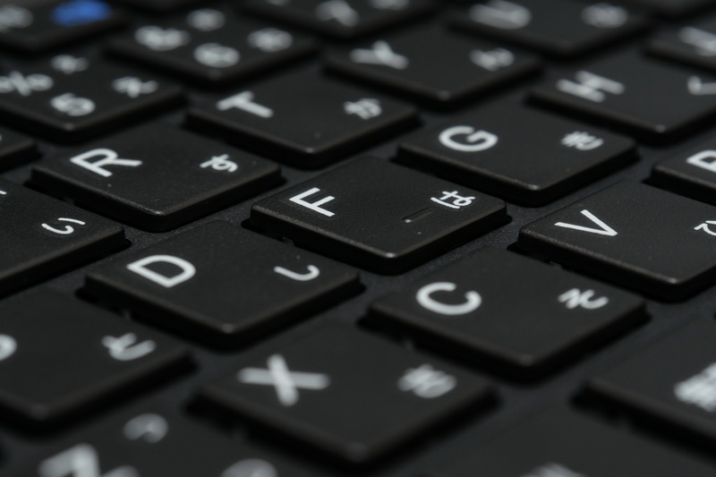 ストロークは約1.8mmと深く、クリック感もしっかりしており、打鍵感は良好