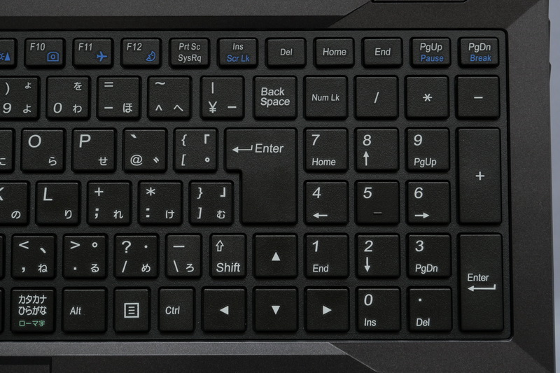 カーソルキーの位置や、右Shiftキーのサイズ、その付近の一部キーのピッチが狭くなっている点は残念だ