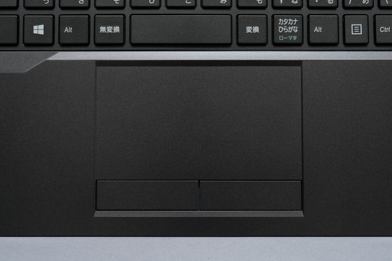 クリックボタン一体型のタッチパッドを搭載。パッドは面積が広くジェスチャー操作もサポート。クリック操作も確実に行なえ、扱いやすい