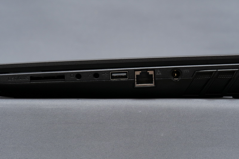 右側面にはSDカードスロット、ヘッドホンジャック、マイクジャック、USB 2.0、Gigabit Ethernet、電源の各ポートを用意