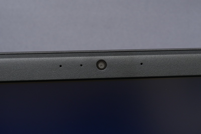 ディスプレイ上部中央には100万画素のWebカメラを搭載