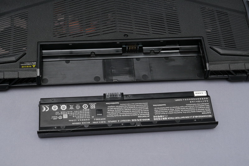 容量47Whの着脱式リチウムイオンバッテリを採用