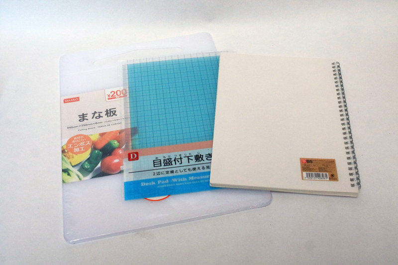 100円ショップに行くとマウスパッドになりそうなものが、たくさん手に入る。会社や学校で使うなら、みんなが驚く奇抜なものを選ぼう! モテたいなら可愛いのがオススメ!