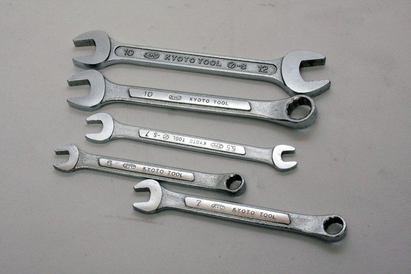 電車の写真がなかったので、家にあった工具の写真。持ち手の部分がつや消しになっているが、ここがシボ加工されたところ。何気なくKTCのツールを出して自慢するあたりが俺のイヤラシイところ