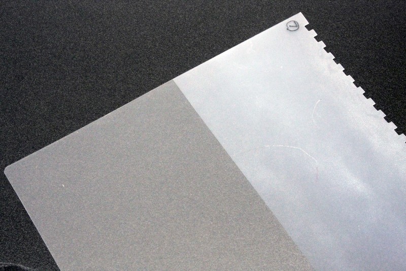 わずかに乳白色なので、下地に色がついているものに重ね塗りすると、パステル系の色になっちゃうかも?