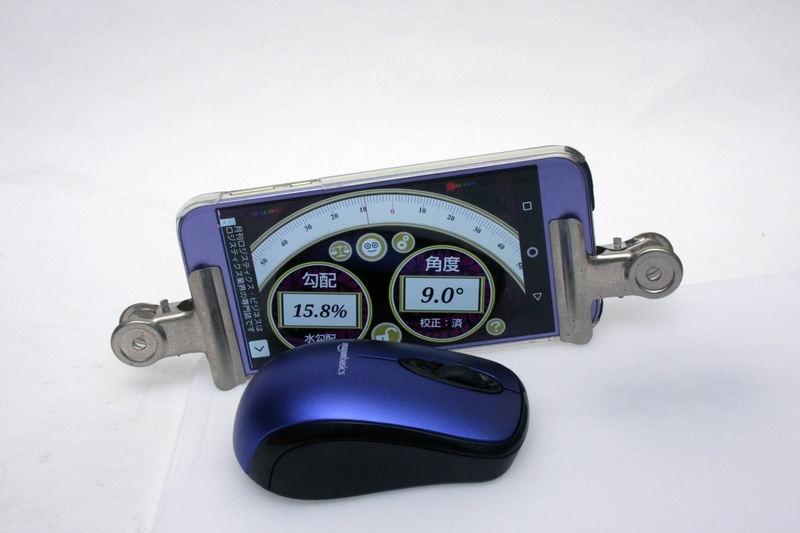 フッ素コートしたまな板は9度で滑りはじめた