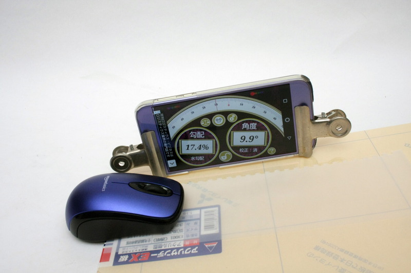 フッ素コートしたリングファイルの表紙は、接触部分が多いのか10度で滑りはじめ