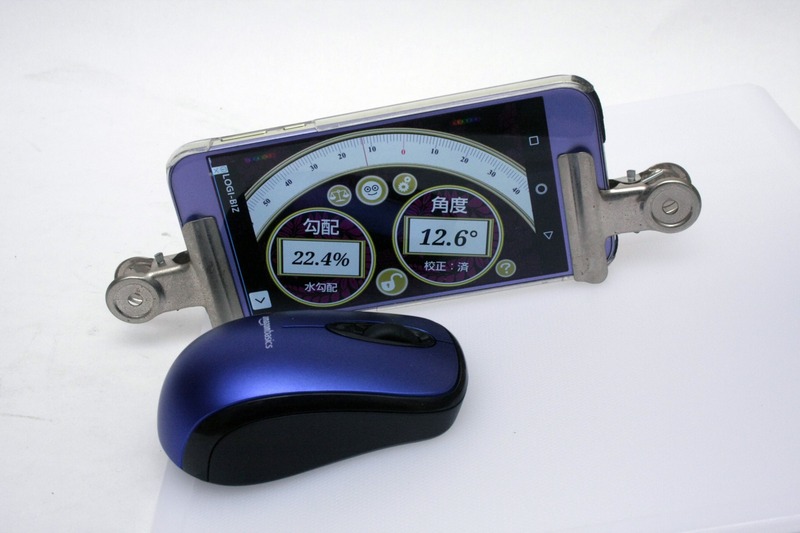 未加工のまな板は13度で滑りはじめ。これでも結構滑るじゃん!