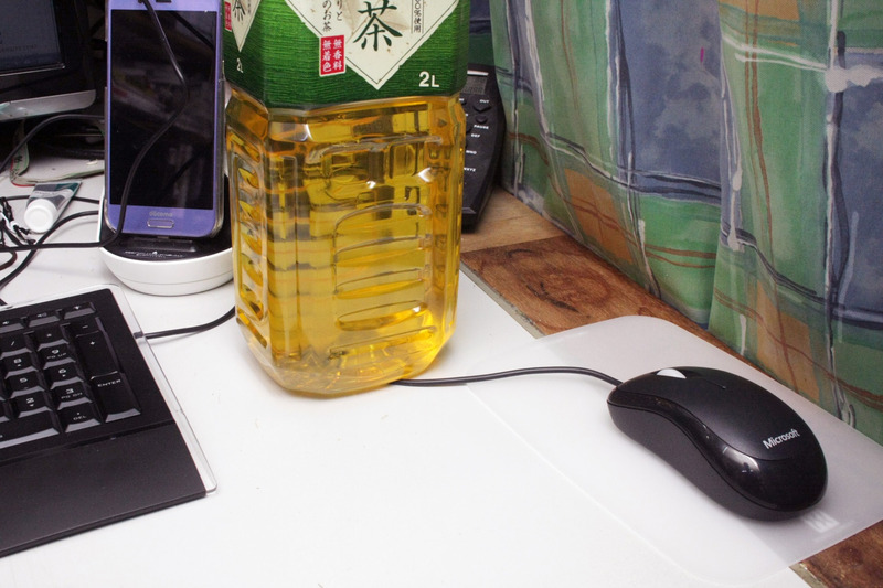 有線マウスの一番の問題は、電線が机の上のものに引っかかって、マウスが動けなくなること