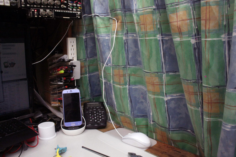 筆者宅の卓。机に固定して釣ざおのようにマウスの電線を引き上げている