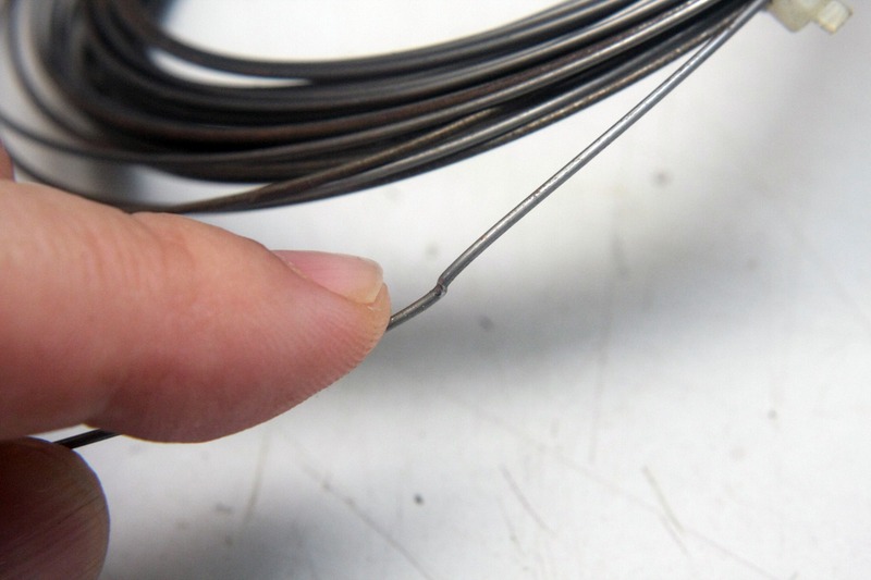 噛みの悪いプライアだと切断できないが傷が入るので、数回折り曲げるとポキ!と切れる