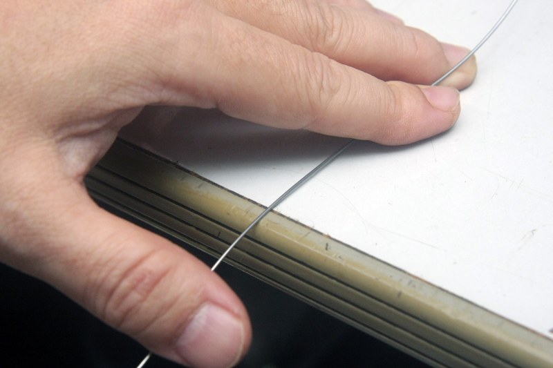 机の角などを利用して、少しずつクセを直していく