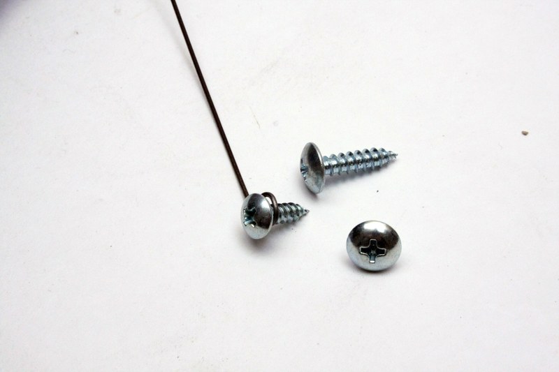 木材に固定する場合は、タッピングのトラスネジが便利