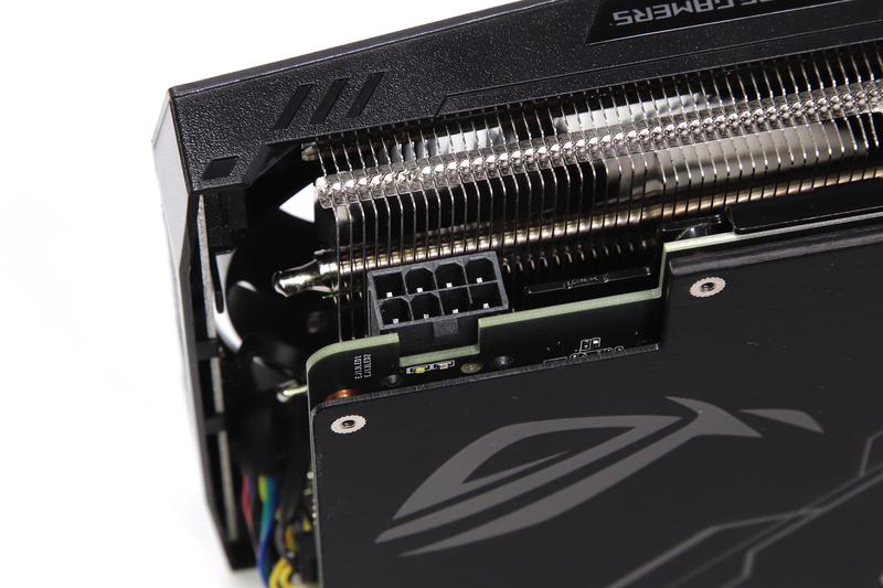 カード後部に設けられた補助電源コネクタ。8ピン1系統