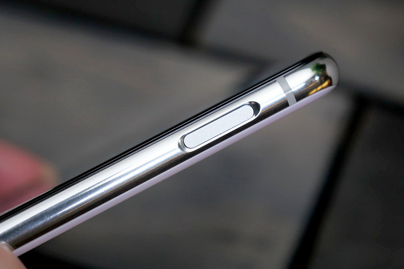 右側面に電源ボタン一体型の指紋認証センサーを搭載