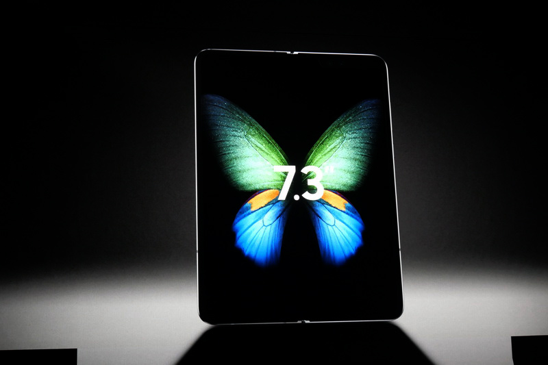 本体を開くと、内側から7.2型のInfinity Flex Displayが現れる