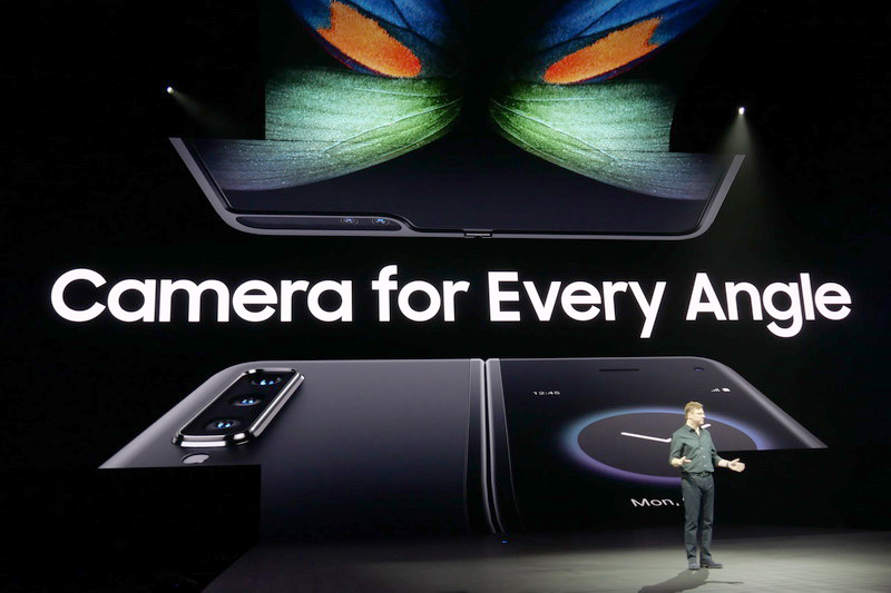 本体を閉じた状態の表裏と、開いた状態のInfinity Flex Display側それぞれにカメラを搭載