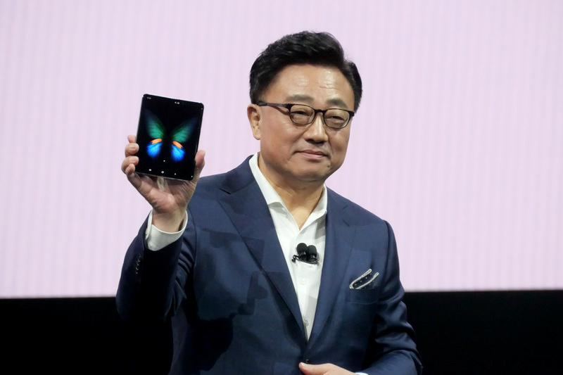 Galaxy Foldを掲げる、Samsung Electronics IT & Mobile Communications Division社長兼CEOのDJ Koh氏