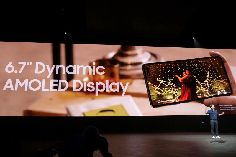 ディスプレイは、1,440×3,040ドット表示対応の6.7型Dynamic AMOLEDを採用