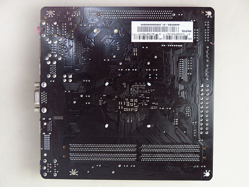 マザーボード背面は実装部品が少ない