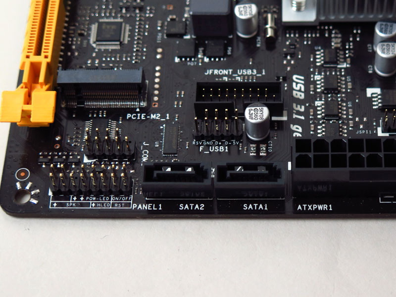 オンボードのピンヘッダによりUSB 3.0×2、USB 2.0×2、シリアルポートを増設可能