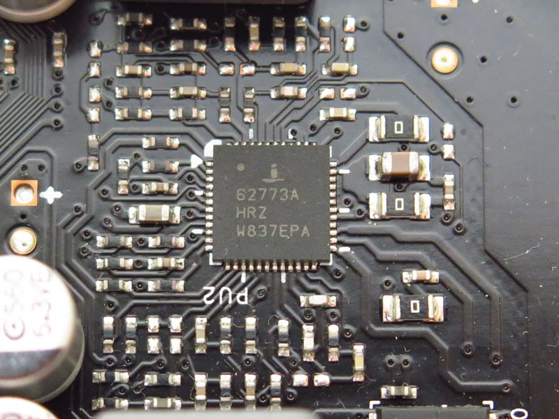 Intersil(ルネサス)製のマルチフェーズPWMレギュレータ「ISL62773A」を2つ搭載している