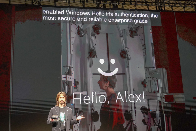 Windows Helloの虹彩認証に対応しており、被るだけで認証が完了