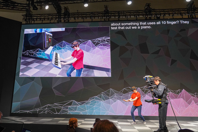 ピアノを弾く様子。左上のMRをマージしていた画面を見ずにやってる本人を見るとかなり面白い人にしか見えないが……