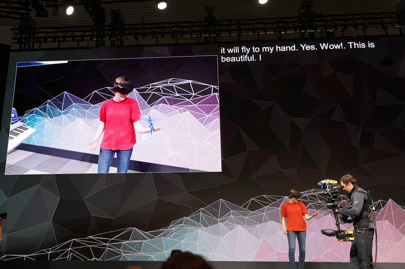 手の動きも検出しているので、バーチャルな鳥を手の上になども可能