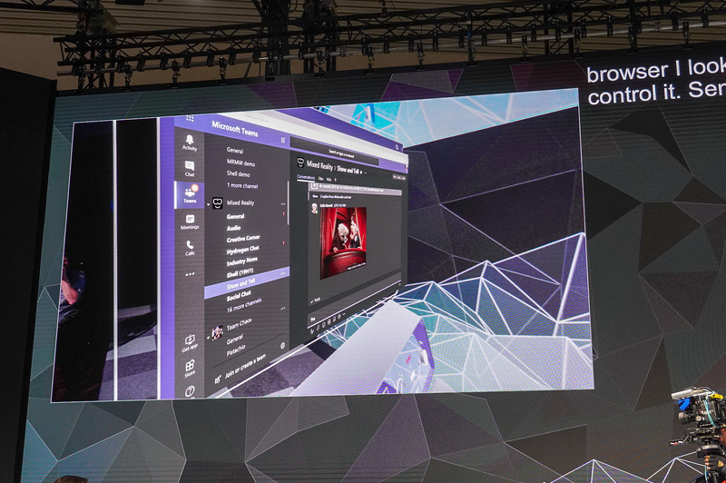 音声コントロールにより、メールクライアントを操作してメールを送っているところ