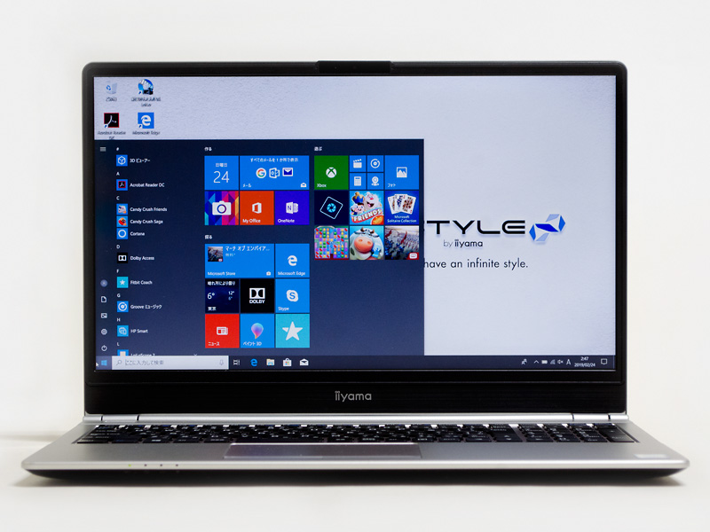前面。上左右は狭額縁。パネル中央上にWebカメラ。正面側面左側に各種ステータスLED