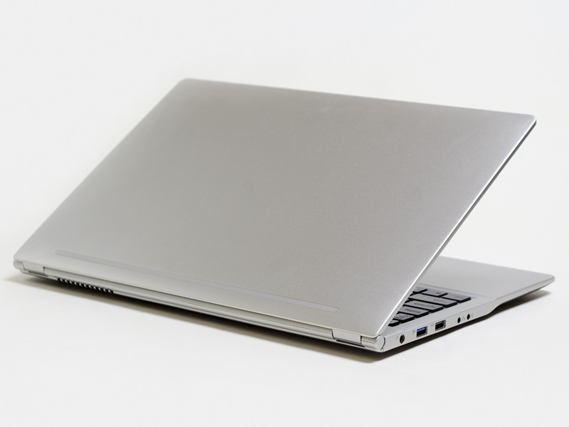 斜め後ろから。ロゴさえもなくシンプルな天板。バッテリは内蔵で着脱できない