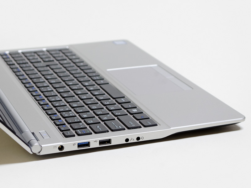左側面。電源入力、USB 3.0、USB 2.0、音声入出力