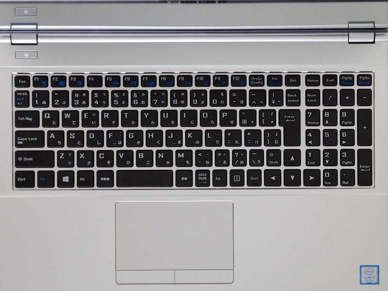 キーボードはテンキー付きのアイソレーションタイプ。タッチパッドは2ボタン式