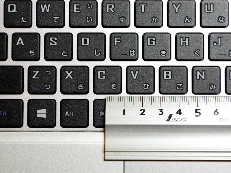 キーピッチは実測で約19mm。フットプリントに余裕があるため気になるほどのいびつな並びもない