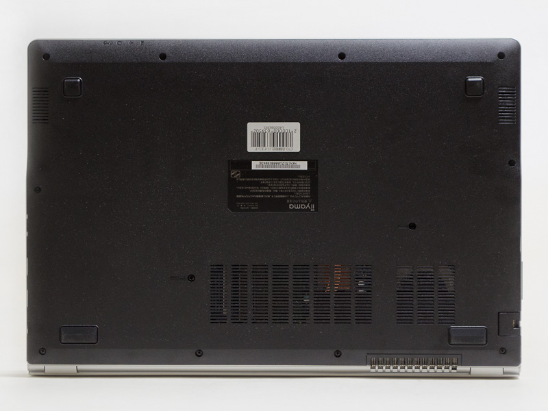 裏面は四隅にゴム足。手前左右のスリットにスピーカー。後ろ側に排熱用のスリットがある