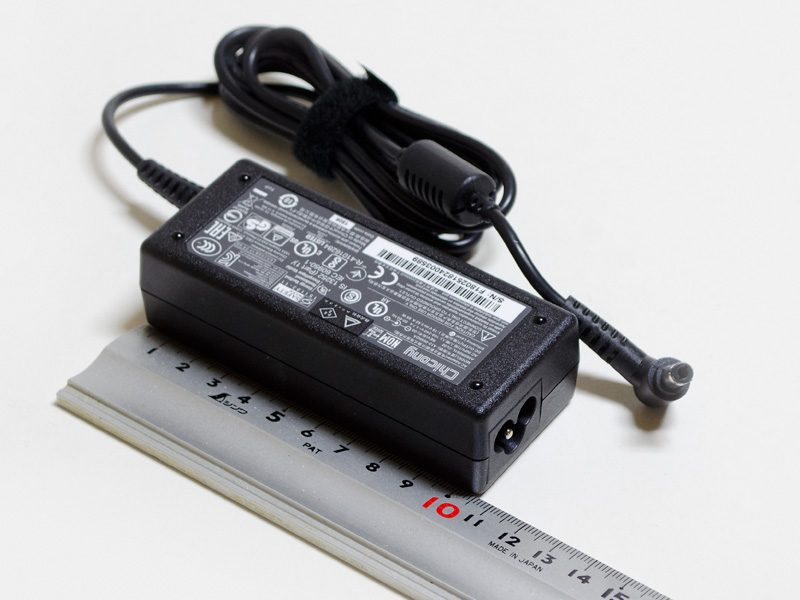 ACアダプタはサイズ約105×41×27mm(同)、重量241g。出力19V/3.42A