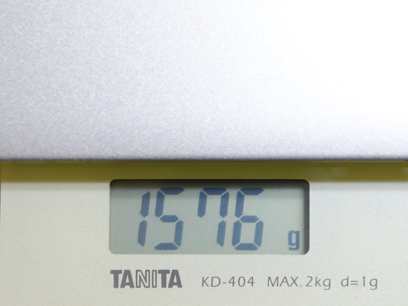重量は実測で1,576g。仕様上の約1.63kgより若干軽い