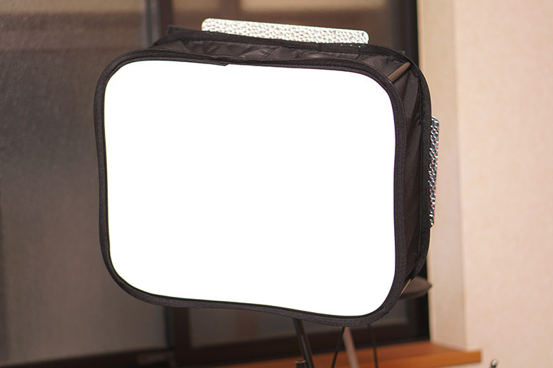 YN600にソフトボックスを取り付けたところ