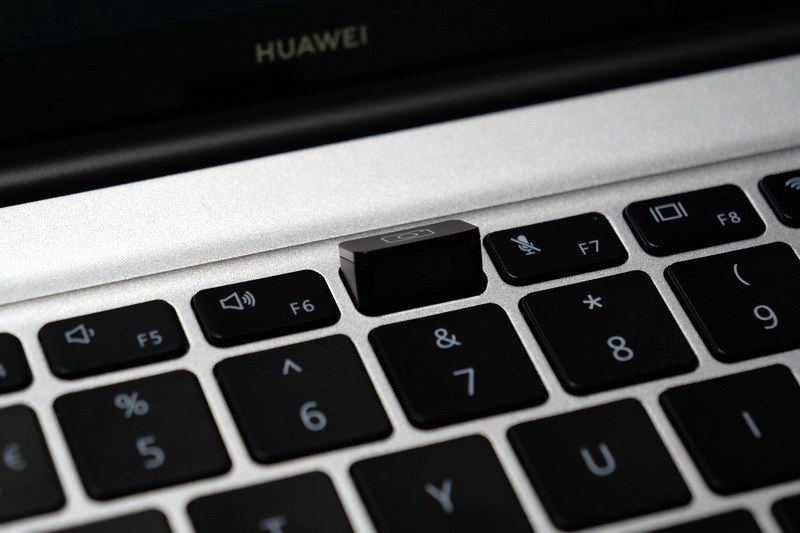 F6キーとF7キーの間にポップアップ式Webカメラを搭載