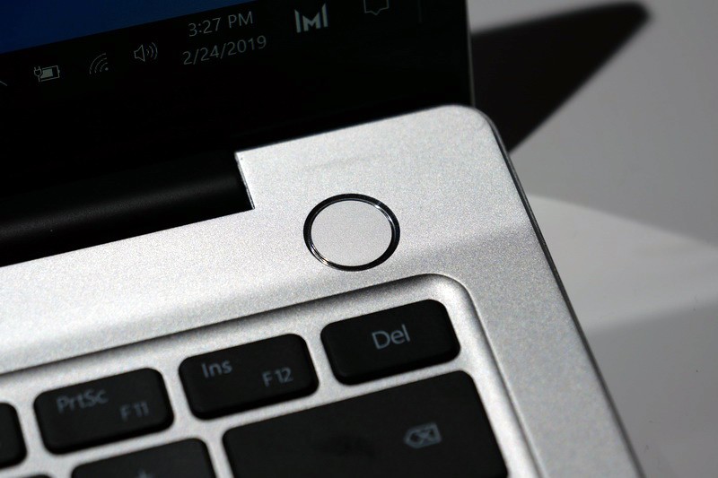 電源ボタン一体型の指紋認証センサーを搭載