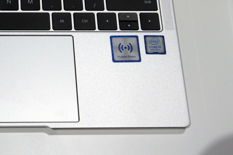 右パームレスト部にNFCを内蔵し、Huawei製スマートフォンをタッチするだけでファイル転送などが可能